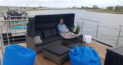 Modernes, familienfreundliches Hausboot am Wangermeer mit Dachterrasse, direktem Seezugang, SUPs und Seeblick – ideal für Paare, Familien und kleine Gruppen.