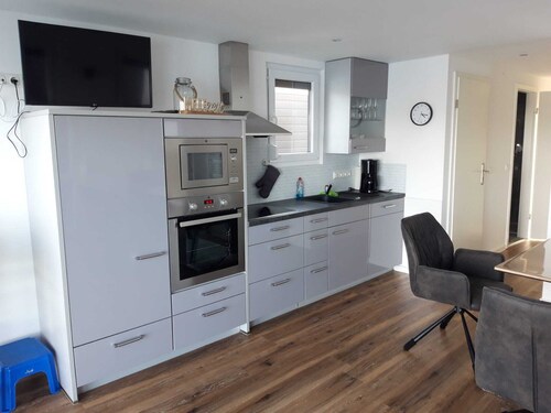 Modernes, familienfreundliches Hausboot am Wangermeer mit Dachterrasse, direktem Seezugang, SUPs und Seeblick – ideal für Paare, Familien und kleine Gruppen.