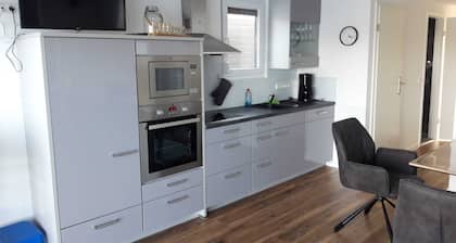 Modernes, familienfreundliches Hausboot am Wangermeer mit Dachterrasse, direktem Seezugang, SUPs und Seeblick – ideal für Paare, Familien und kleine Gruppen.