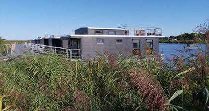 Modernes, familienfreundliches Hausboot am Wangermeer mit Dachterrasse, direktem Seezugang, SUPs und Seeblick – ideal für Paare, Familien und kleine Gruppen.