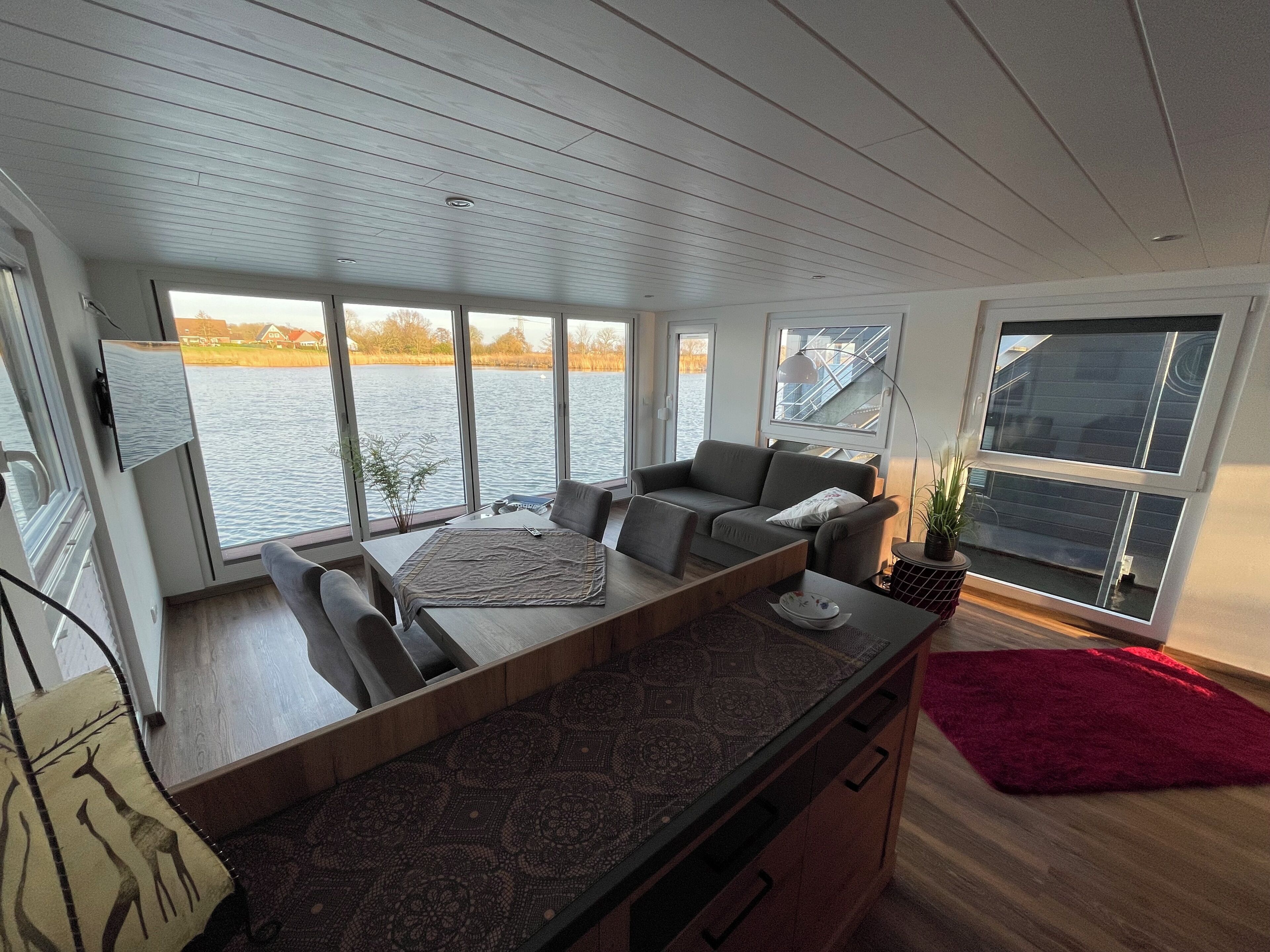 Modernes, Hundefreundliches Hausboot Am Wangermeer Mit Dachterrasse, Seeblick, Sup, Badezugang Und Klimaanlage  Ideal Für Erholsamen Urlaub Mit Familie, Freunden Oder Zu Zweit. - Carolinensiel