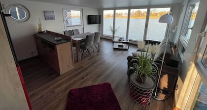 Modernes, hundefreundliches Hausboot am Wangermeer mit Dachterrasse, Seeblick, SUP, Badezugang und Klimaanlage – ideal für erholsamen Urlaub mit Familie, Freunden oder zu zweit.