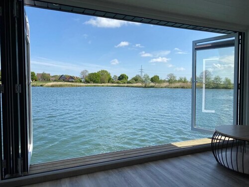 Modernes, hundefreundliches Hausboot am Wangermeer mit Dachterrasse, Seeblick, SUP, Badezugang und Klimaanlage – ideal für erholsamen Urlaub mit Familie, Freunden oder zu zweit.