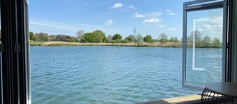 Modern, dog-friendly houseboat on the Wangermeer with roof terrace, lake view, SUP, bathing access and air conditioning - ideal for a relaxing vacation with family, friends or as a couple.