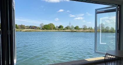 Modernes, hundefreundliches Hausboot am Wangermeer mit Dachterrasse, Seeblick, SUP, Badezugang und Klimaanlage – ideal für erholsamen Urlaub mit Familie, Freunden oder zu zweit.