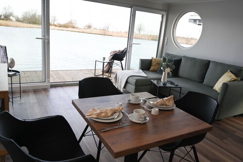 Houseboat cabin at the Nixensteg
