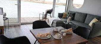 Houseboat cabin at the Nixensteg
