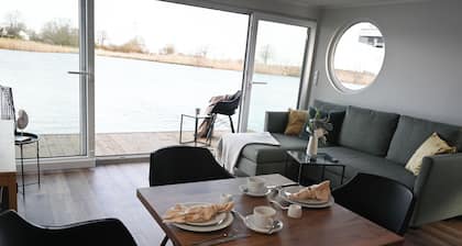 Houseboat cabin at the Nixensteg