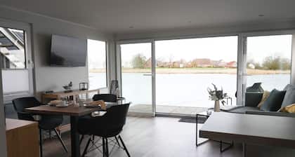 Houseboat cabin at the Nixensteg