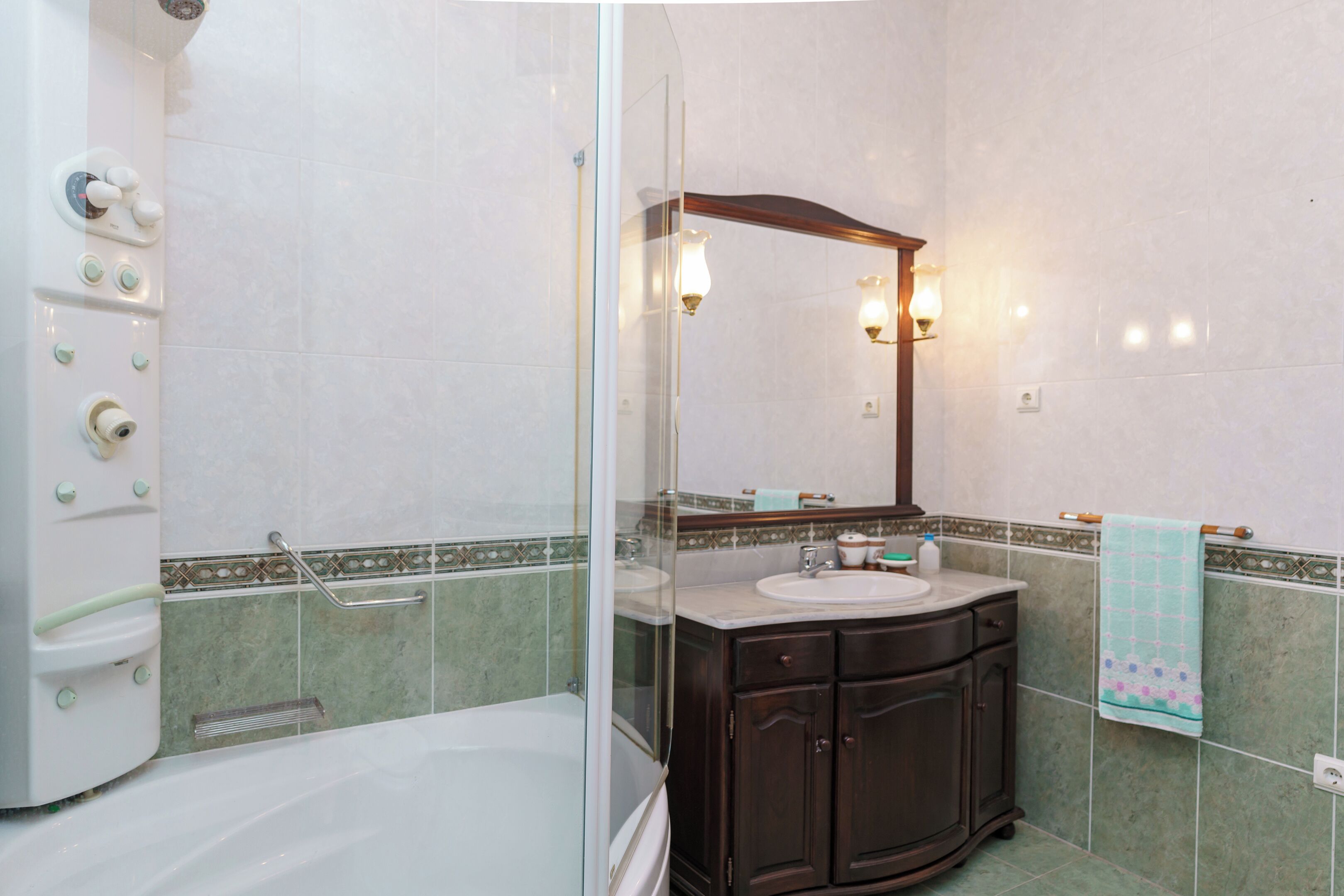 Ducha, bañera de hidromasaje, bidé y toallas