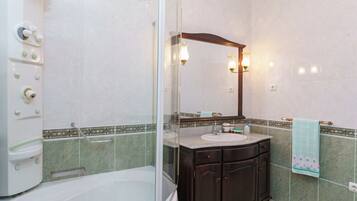 Ducha, bañera de hidromasaje, bidé y toallas