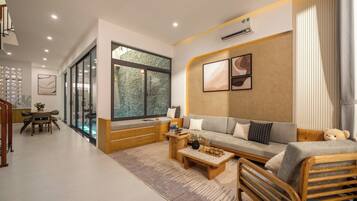 Deluxe Villa, City View | Living area