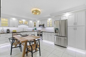 Fridge, microwave, oven, stovetop - 🏖️Great Outdoor Spaces | Great Location | Chic Interior | Bahamian Club 124C🌞 (New Smyrna Beach)