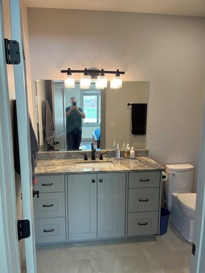 Bathroom - Ground floor level apartment for relaxing in beautiful Mackay Idaho (Mackay)