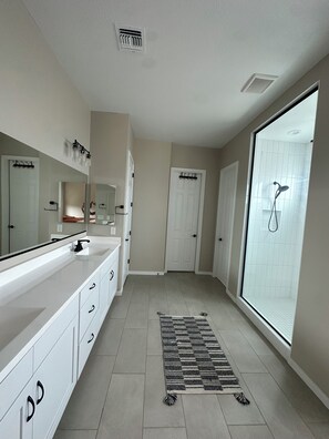 Bathroom - Extended family vacation, spacious home 28 day minimum.
3BR-Office-2Full baths (Buckeye)