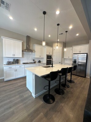 Private kitchen - Extended family vacation, spacious home 28 day minimum.
3BR-Office-2Full baths (Buckeye)
