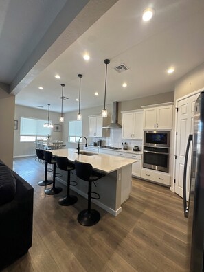 Private kitchen - Extended family vacation, spacious home 28 day minimum.
3BR-Office-2Full baths (Buckeye)
