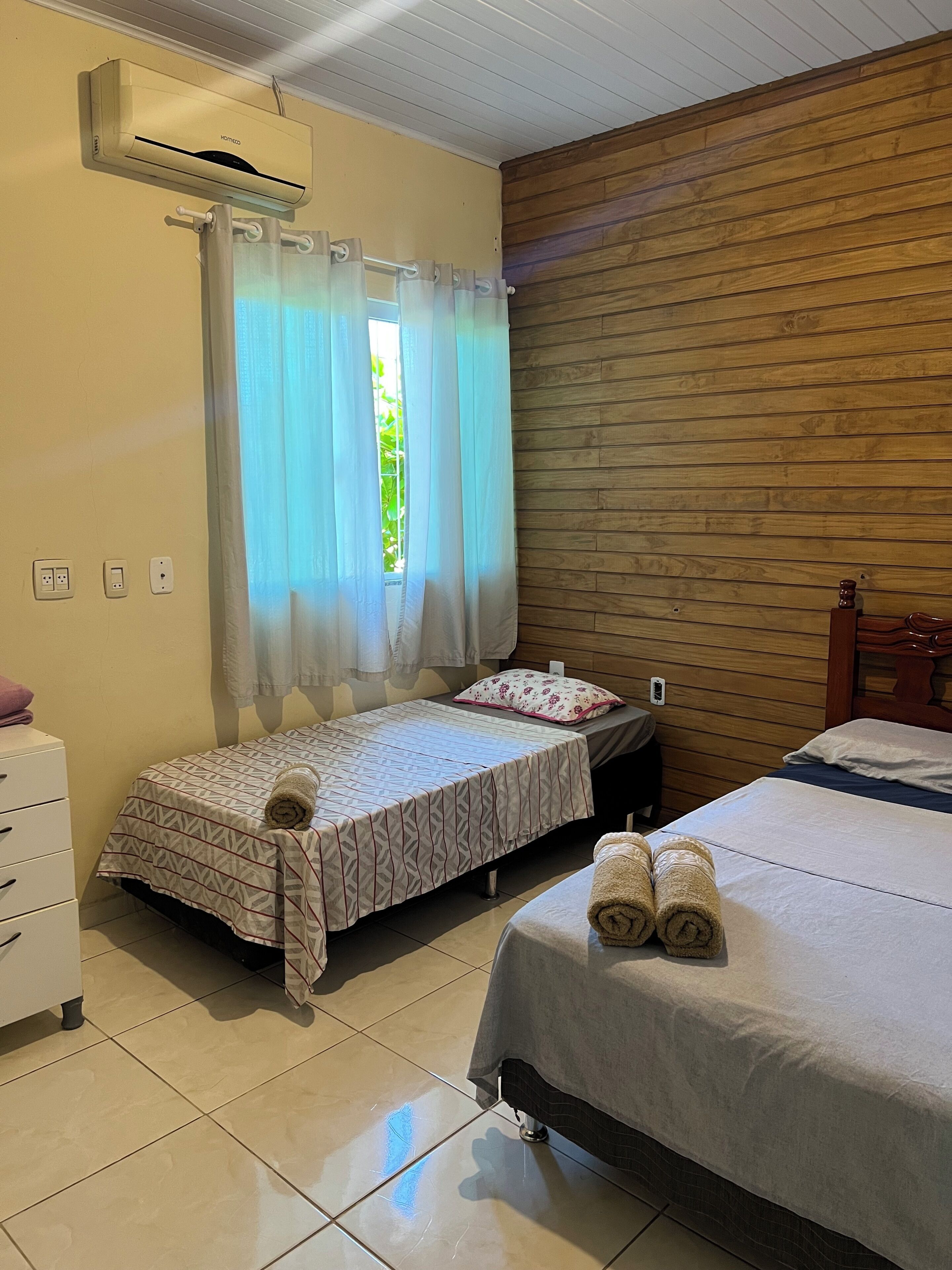 Ferros/tábuas de passar roupa, acesso à internet, roupa de cama
