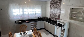 Large house in Pinheira | 3 bedrooms + barbecue + pet-friendly + nearby Guarda do Embaú