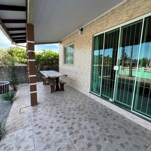 Outdoor dining - Large house in Pinheira | 3 bedrooms + barbecue + pet-friendly + nearby Guarda do Embaú (Palhoça)