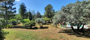 Property grounds - Detached poolhouse with swimming pool near TGV station and freeway. (Draguignan)