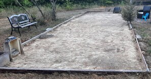 Property grounds - Detached poolhouse with swimming pool near TGV station and freeway. (Draguignan)