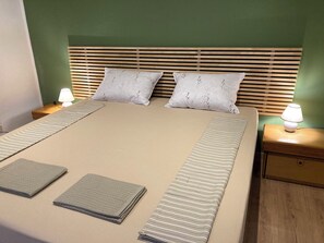 2 bedrooms, internet, bed sheets
