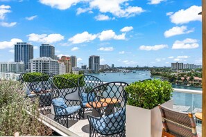 Terrace/patio - 2 Bed/3 Bath Beach Townhouse  I 1600sqft I 5 Star amenities I No Resort fee I (Fort Lauderdale)