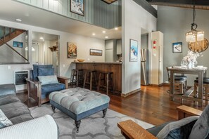 Smart TV, fireplace, table football, ping pong - Elevated Alpine Retreat Near Canyon Lodge 643 (Mammoth Lakes)