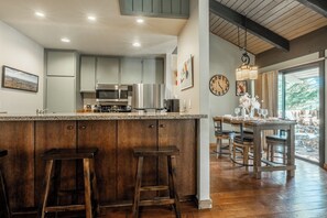 Dining - Elevated Alpine Retreat Near Canyon Lodge 643 (Mammoth Lakes)