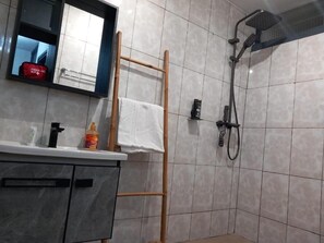 Dusche, Bidet, Handtücher, Seife