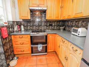 Dishwasher, cookware/dishes/utensils - 2 Trelawny Way (Bembridge)