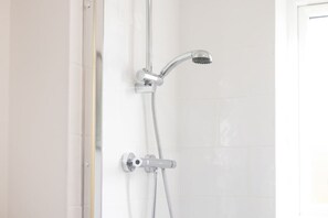 Séchoir à cheveux, shampooing