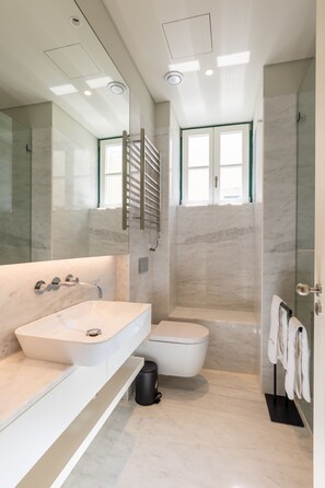 Shower, towels - FLH Heart of Rossio Apartment I (Lisboa ciudad)