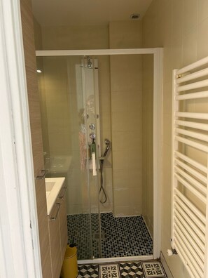 Bathroom - Vrbo Property (Bois-le-Roi)