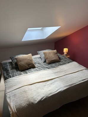 Room - Vrbo Property (Bois-le-Roi)