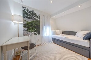 2 bedrooms, desk, iron/ironing board, travel cot - 2 BR Next to Beach & Park Entrance! [The Notebook] (Mount Desert)