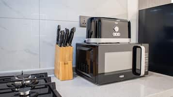 Deluxe Apartment, City View | Private kitchen