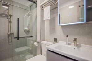 Departamento Deluxe, vista a la ciudad | Baño | Amenidades de baño gratuitas, pantuflas, jabón, shampoo 
