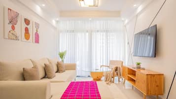 Deluxe Apartment, City View | Living area