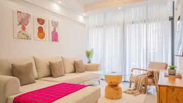 Deluxe Apartment, City View | Living area