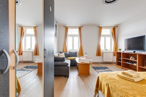 1 sovrum, skrivbord, strykjärn/strykbräda och resesäng