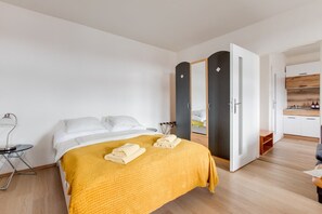 1 habitación, escritorio, tabla de planchar con plancha y cuna de viaje 