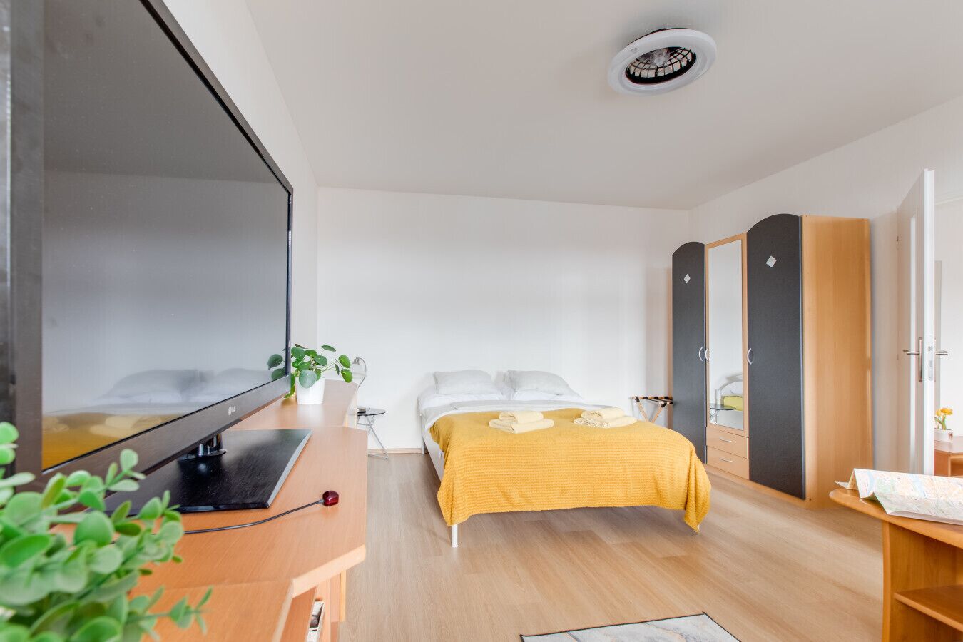 1 Schlafzimmer, Schreibtisch, Bügeleisen/Bügelbrett, Reisekinderbett