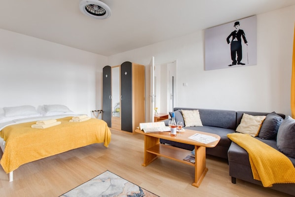 1 chambre, bureau, fer et planche à repasser, lit de bébé portatif