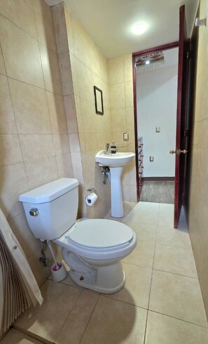 Shower, towels, soap, toilet paper - Beu': Jalatlaco apartment with parking space (Oaxaca de Juárez)