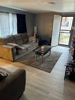 Living area - Perfect 2-bedroom apartment in Pittsburgh for a relaxing stay (Pittsburgh)