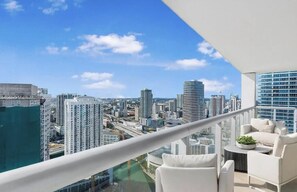 Balcony view - Icon Brickell Luxe Stays by IliosRentals (Miami)