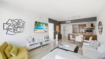 Superior-Apartment, 1 King-Bett und Schlafsofa, Stadtblick | Wohnbereich | 55-Zoll-Smart-TV mit Satellitenempfang
