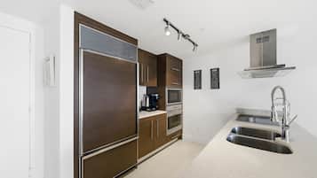 Superior Apartment, 1 King Bed with Sofa bed, City View | Private kitchen